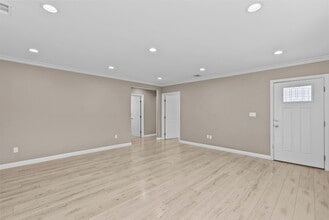 6717 Cedros Ave in Van Nuys, CA - Foto de edificio - Building Photo