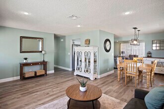 9032 SE Sandridge Ave in Hobe Sound, FL - Building Photo - Building Photo