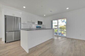 11730 Hamlin St in Los Angeles, CA - Building Photo - Building Photo