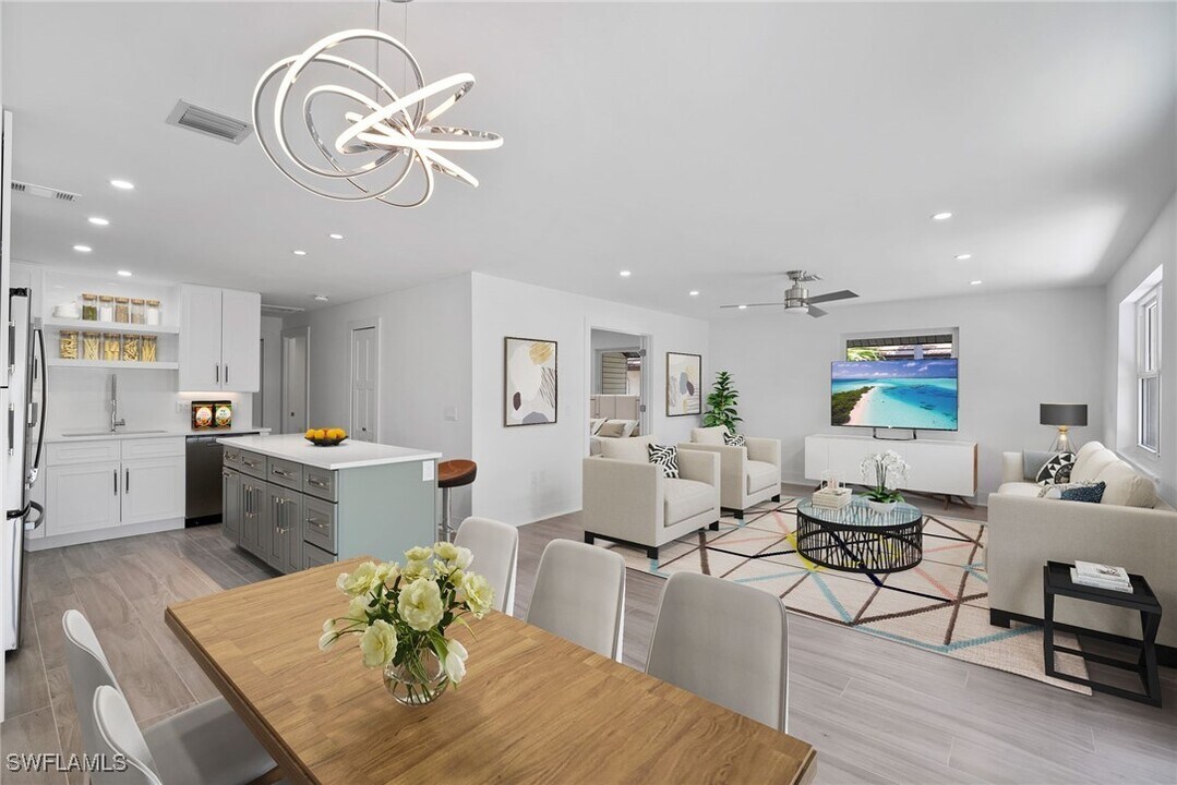 1363 Chesapeake Ave in Naples, FL - Building Photo