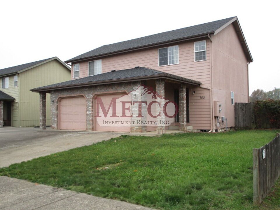 702-704 N Cloverleaf Loop in Springfield, OR - Building Photo