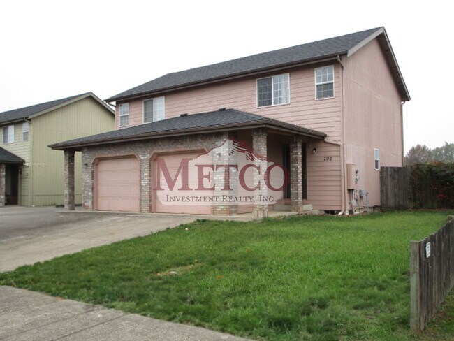 property at 702-704 N Cloverleaf Loop