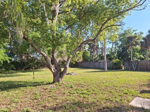 309 Roslyn Ave in New Smyrna Beach, FL - Foto de edificio - Building Photo