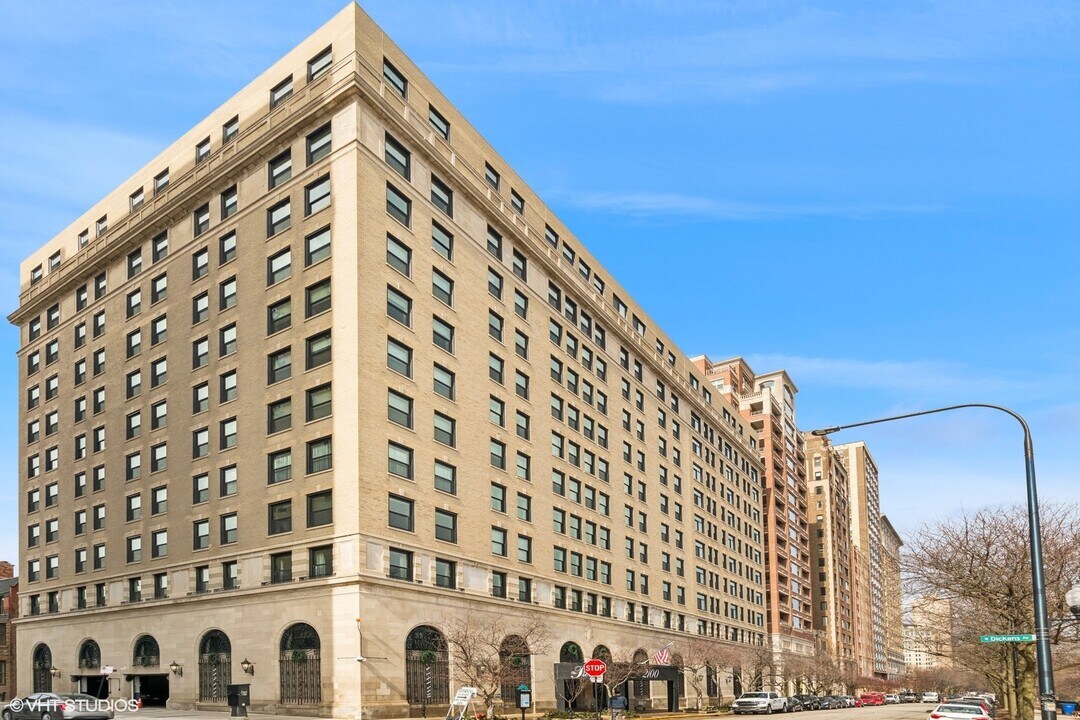 2100 N Lincoln Park W in Chicago, IL - Building Photo