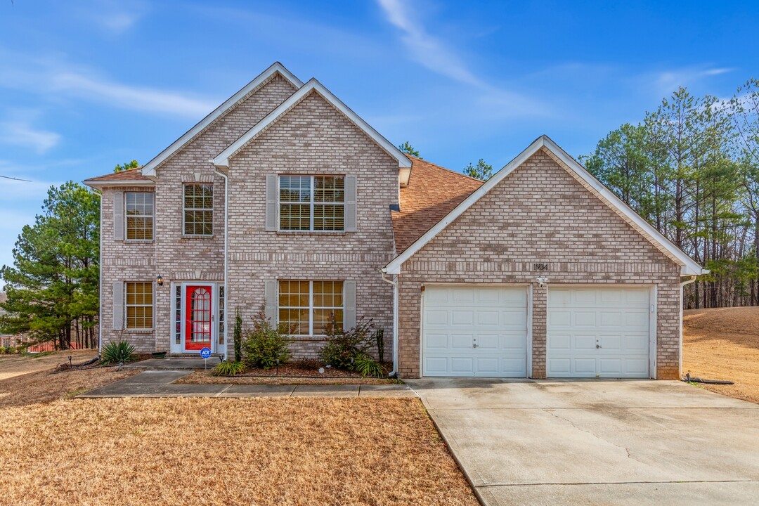 1934 Boulder Gate Dr in Ellenwood, GA - Building Photo