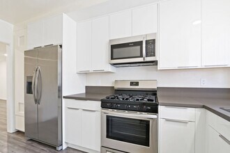 1234 10th St in Santa Monica - steps to Wilshire Blvd! in Santa Monica, CA - Building Photo - Building Photo