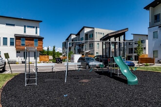 Sun River Townhomes in Layton, UT - Foto de edificio - Building Photo