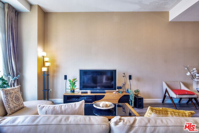 3223 W 6th St in Los Angeles, CA - Building Photo - Building Photo