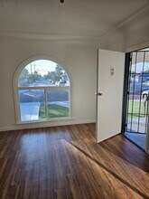 4527 Esther St in San Diego, CA - Foto de edificio - Building Photo