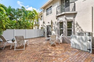 1875 Highland Grove Dr in Delray Beach, FL - Foto de edificio - Building Photo