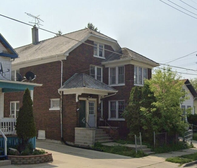 1213 Superior St