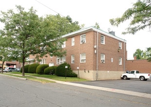 4 Nesbit Ave in West Hartford, CT - Foto de edificio - Building Photo