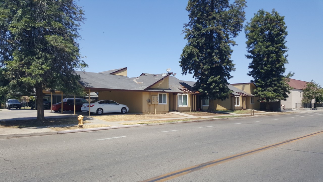 1001 S E St in Tulare, CA - Building Photo