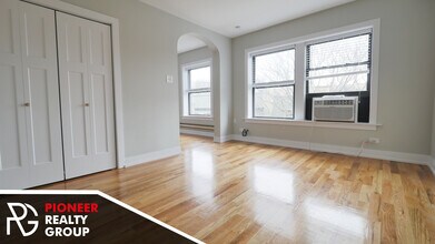 560 W Arlington Pl, Unit 406 in Chicago, IL - Building Photo - Building Photo