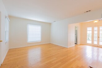 5025 Kester Ave in Sherman Oaks, CA - Foto de edificio - Building Photo