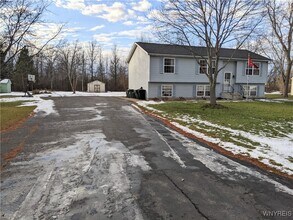 6926 Maple Dr in North Tonawanda, NY - Building Photo - Building Photo