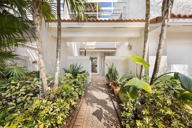 10233 NW 52nd Ln in Doral, FL - Building Photo - Building Photo