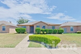 2922 Marquis Ln in Lancaster, TX - Building Photo