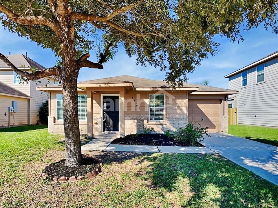 3427 Apache Meadows Drive in Baytown, TX - Building Photo
