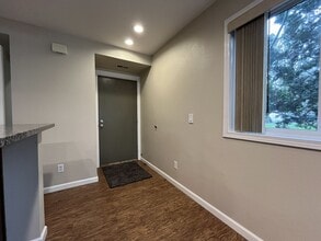 123 N Hayden Bay Dr in Portland, OR - Building Photo - Building Photo