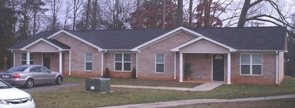 Hilldale Drive Apartments in Burlington, NC - Building Photo - Building Photo