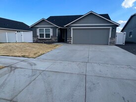 4233 W Wood Ct in Moses Lake, WA - Building Photo