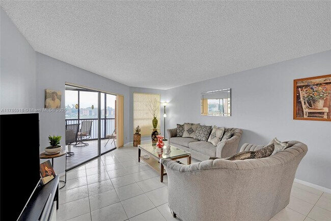 7250 Fairfax Dr in Tamarac, FL - Building Photo - Building Photo