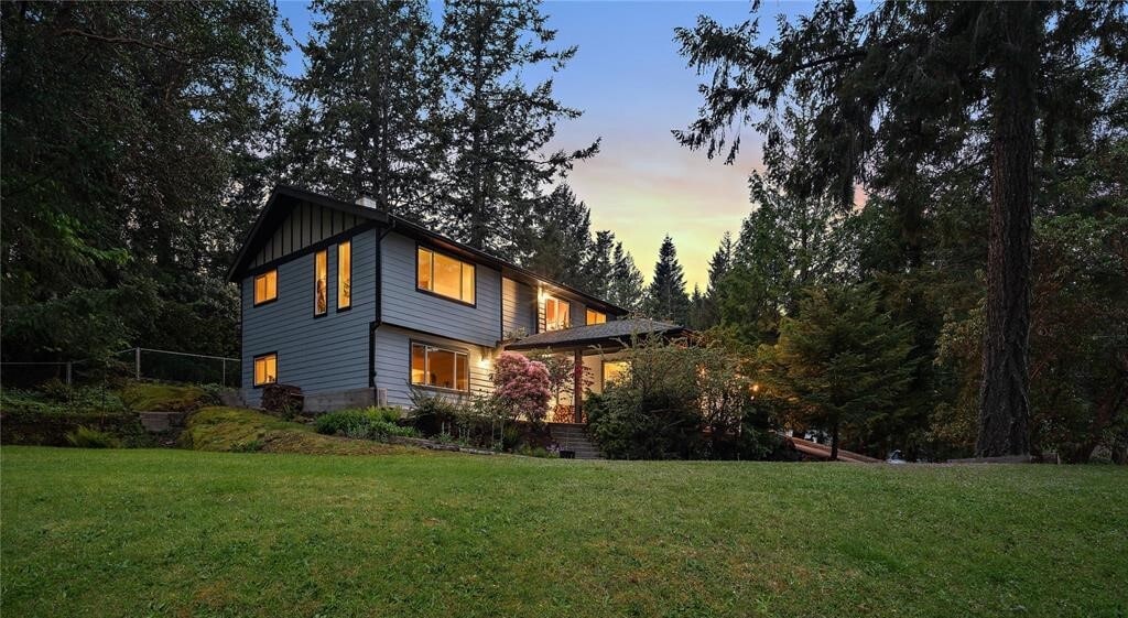 3279 Zapata Pl in Victoria, BC - Building Photo