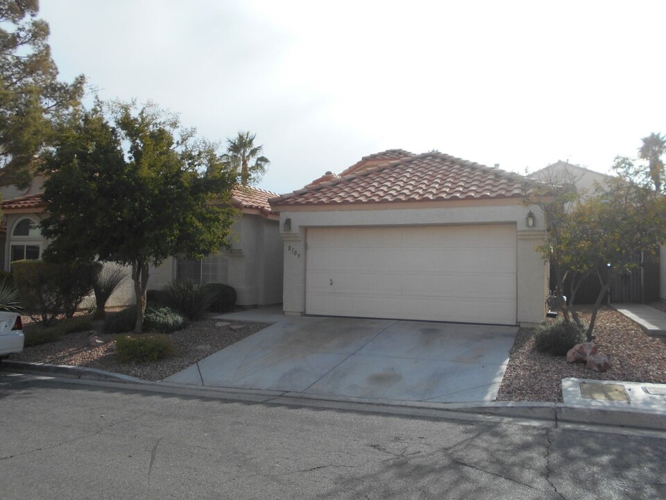 8109 Dolphin Landing Dr in Las Vegas, NV - Building Photo