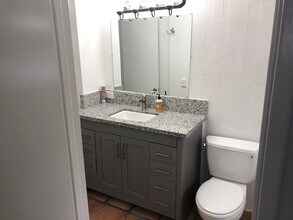 25410 Malibu Rd, Unit 25410 and a half in Malibu, CA - Foto de edificio - Building Photo
