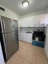 120 SW 18th Ct, Unit 2 in Miami, FL - Building Photo