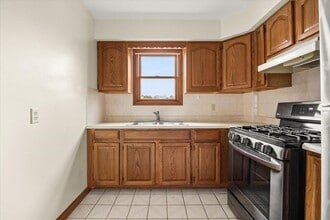 576 Slade St, Unit 2 in Fall River, MA - Foto de edificio - Building Photo