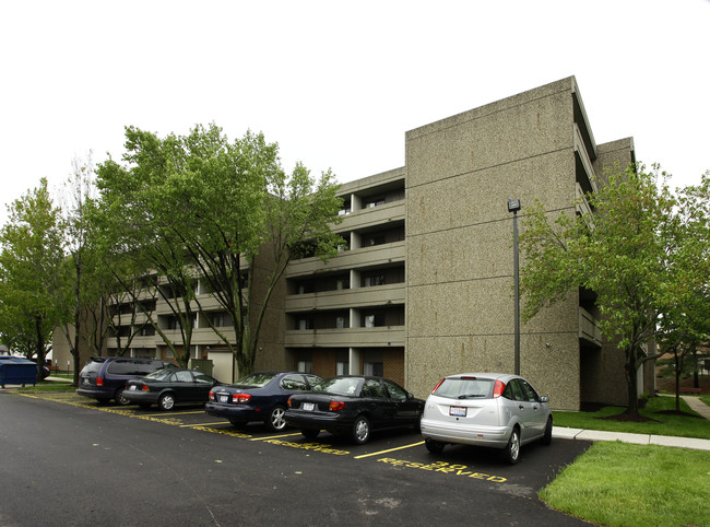 Pinzone Tower Apartments in Cleveland, OH - Building Photo - Building Photo