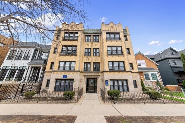 property at 4737 N Hermitage Ave