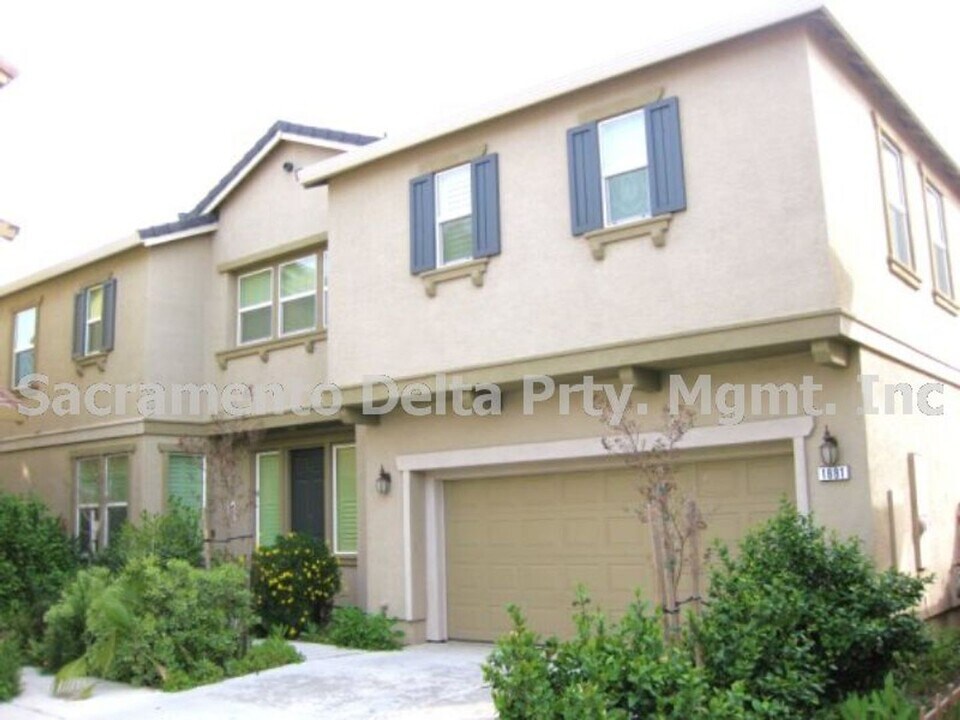 1881 Alice Way in Sacramento, CA - Building Photo