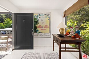 5733 Valley Oak Dr in Los Angeles, CA - Building Photo