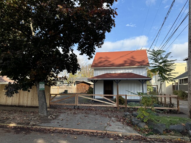 1041 Lawrence St, Unit 1041 in Eugene, OR - Building Photo - Building Photo