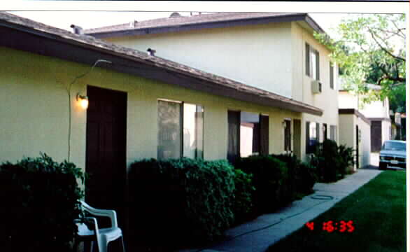 935 Springfield St in Upland, CA - Foto de edificio - Building Photo