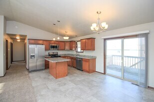 320 Vernon Dr, Unit 3 in Harrisburg, SD - Building Photo