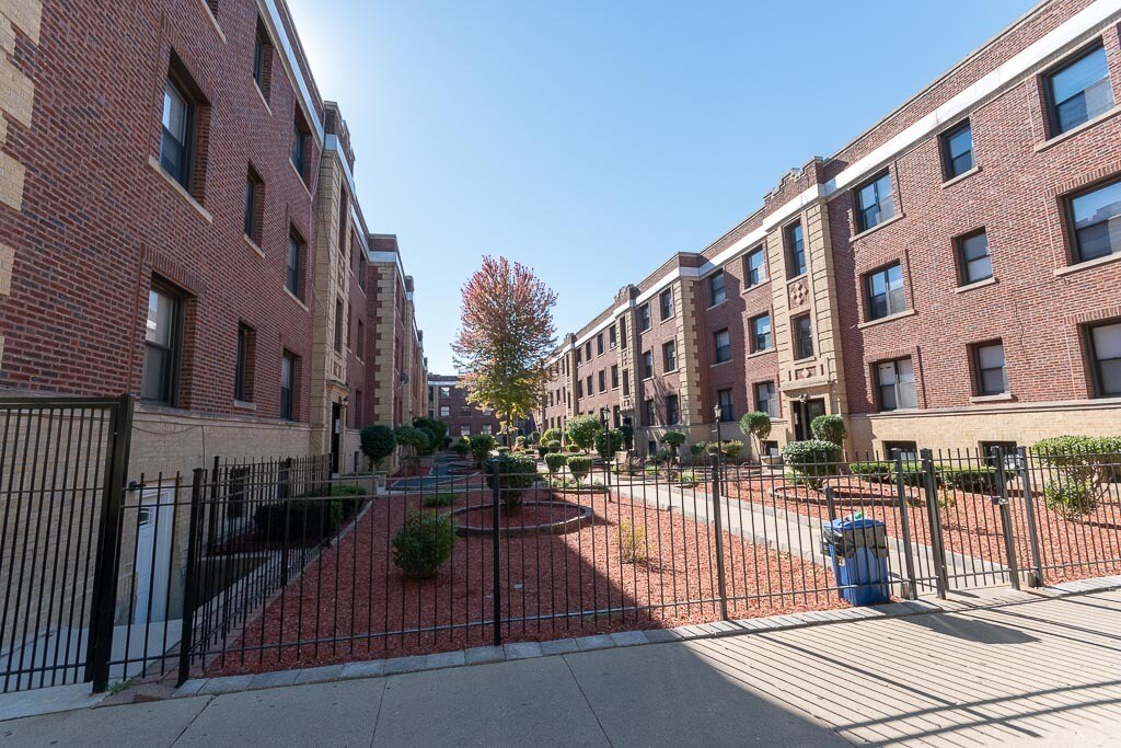 832 W Waveland Ave in Chicago, IL - Building Photo