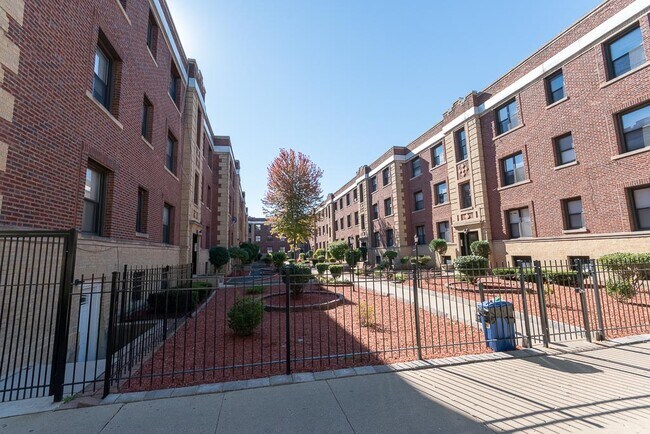 property at 832 W Waveland Ave