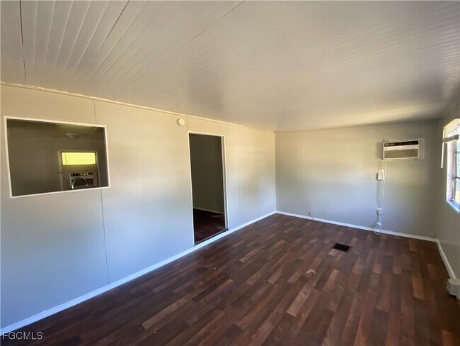 8219 McDaniel Dr in North Fort Myers, FL - Building Photo - Building Photo