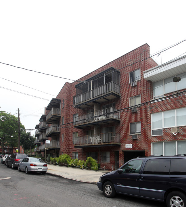 The Oakcrest in Forest Hills, NY - Building Photo