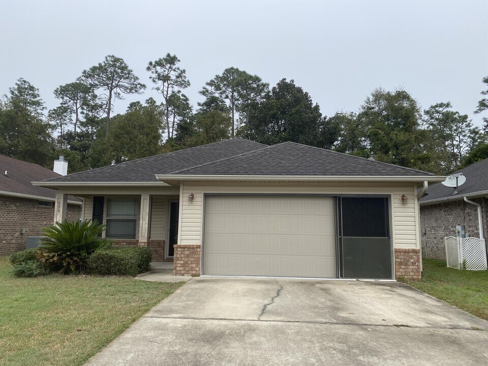 686 Mozingo Ln in Pensacola, FL - Building Photo