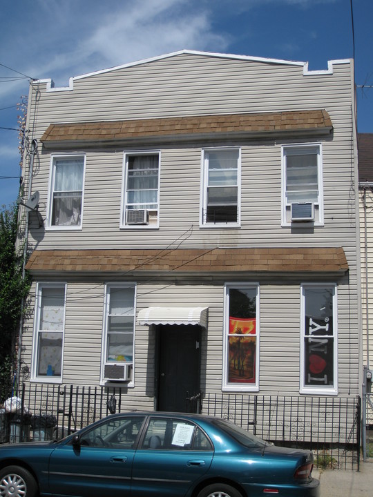 307 Devoe St in Brooklyn, NY - Building Photo