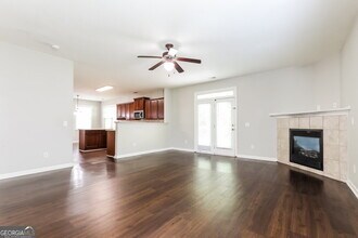 2420 McIntosh Dr in Locust Grove, GA - Foto de edificio - Building Photo
