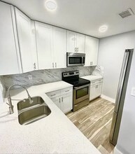 10055 Winding Lake Rd in Sunrise, FL - Building Photo - Building Photo