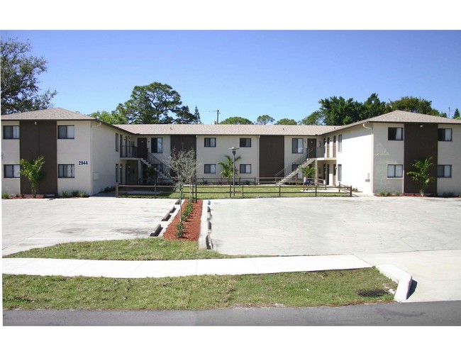 The Oakwoods in Ft. Myers, FL - Building Photo - Building Photo