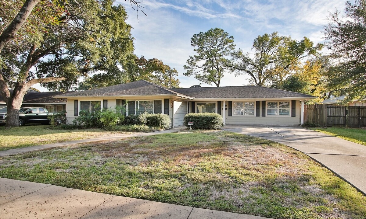 4809 Saxon St in Bellaire, TX - Building Photo