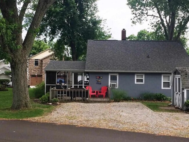 8416 E Wade Ln in North Webster, IN - Foto de edificio - Building Photo
